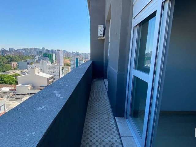 Apartamento de 4 Dormitórios sendo 1 suíte, 2 banheiros sociais e mais um lavabo. Cozinha com Churrasqueira, forno e fogão a lenha, sala de jantar e estar com lareira. Área de serviço. Vista Definida 