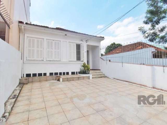 Casa com 120m², com 03 dormitórios, deposito que pode ser utilizado como dormitório, sala, cozinha, área de serviço, banheiro social com box de vidro, pátio na frente e nos fundos. Vaga para 02 carros