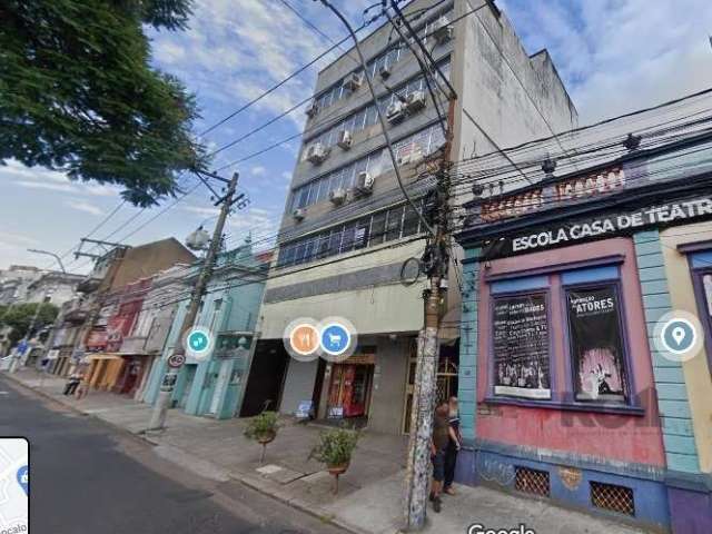 Localizada no coração da Avenida Cristóvão Colombo, uma das principais vias comerciais de Porto Alegre, esta sala comercial oferece uma excelente oportunidade para empresas que buscam visibilidade e l