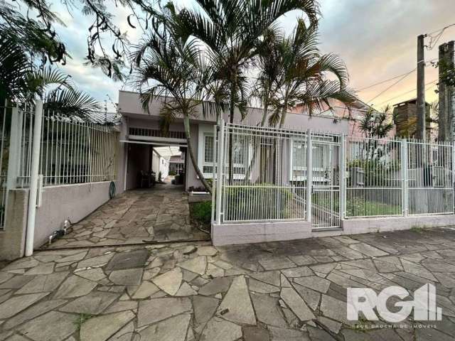 Excelente Casa térrea em rua calma e arborizada e em frente a praça Edgar Graef, junto ao futuro Zaffari da Gaúcha Car com jardins na frente e nos fundos. Casa cercada, com cerca elétrica e sistema de