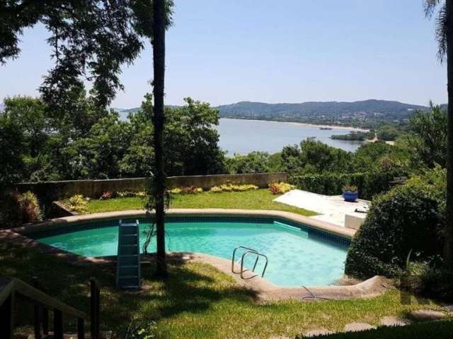 Lindíssima casa no bairro Espírito Santo. Linda vista para o bairro Ipanema e rio Guaíba, muito verde e jardins, uma piscina com vista para o rio, quiosque com churrasqueira, área com horta, atelier, 