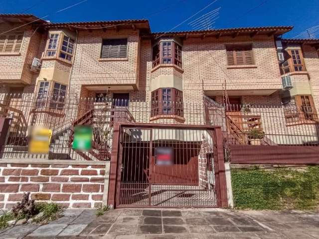 Casa á venda no Jardim Itu.&lt;BR&gt;Dois andares, primeiro andar com living para 2 ambientes, cozinha com armários, lavanderia, churrasqueira e lavado. Segundo andar com três dormitórios, sendo 1 suí