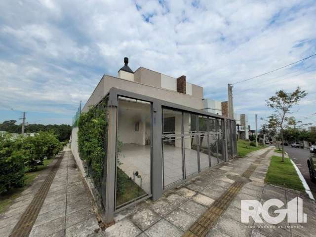 Belíssima Casa com 3 dormitórios sendo um com sacada, churrasqueira interna, lavabo, cozinha americana, área de serviço, lavanderia, amplo pátio gramado com possibilidade de piscina. Garagem para no m