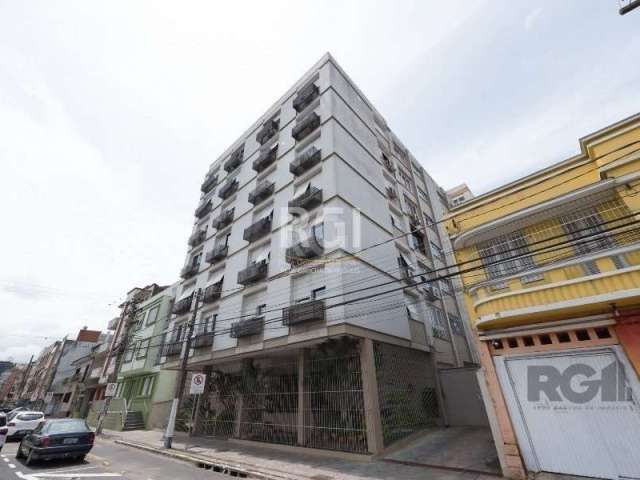 Ótimo e amplo apartamento no bairro Rio Branco, com 84m² privativos, fundos, reformado, semi mobiliado, de 2 dormitórios e vaga. Possui living amplo com sala de estar e sala de jantar, com rebaixe em 