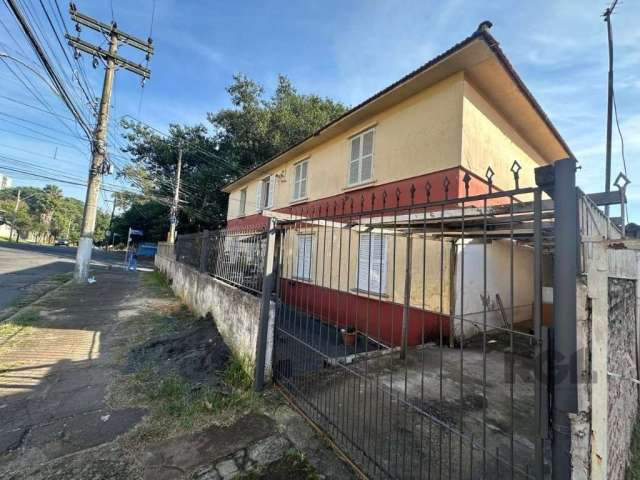 Vende-se casa com pátio, 2 dormitórios, banheiro social, living e cozinha, banheiro auxiliar, lavanderia, espaço para churrasco, depósito, dependência de empregada, pátio com uma casa nos fundos, vaga