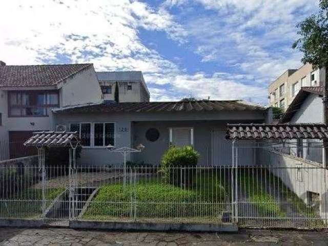 Casa térrea 2 dormitórios, 169,45 m², living para dois ambientes, banho social, cozinha e lavanderia.&lt;BR&gt;Pátio com piscina, garagem para 4 carros, nos fundos edícula com churrasqueira, sala, coz