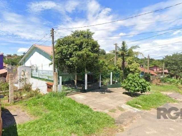 Ótima casa com 3 dormitórios, sala de estar, sacada, aquecimento de água, área de serviço, armários na cozinha e embutidos, banheiro auxiliar e social, churrasqueira, cozinha, despensa, edícula, garag