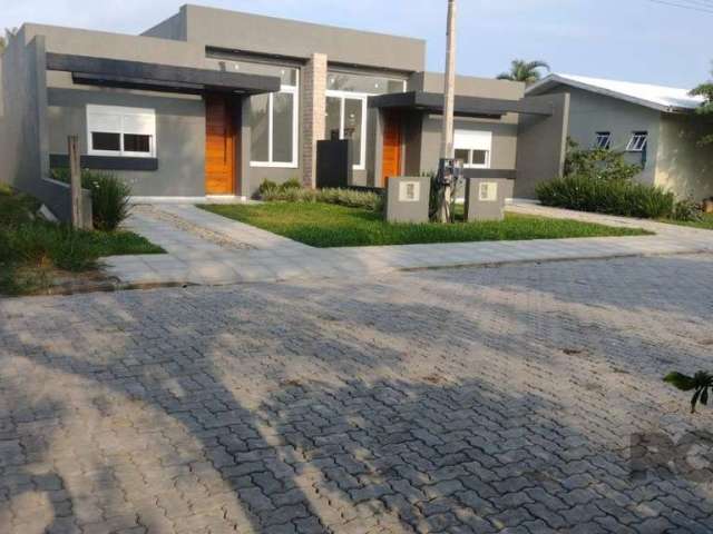 Excelente casa à venda localizada no bairro Maristela em Xangri-Lá. Com 3 dormitórios, sendo 1 suíte, 2 vagas de garagem. Área privativa de 98m² e área total de 120m². Infraestrutura com face de frent