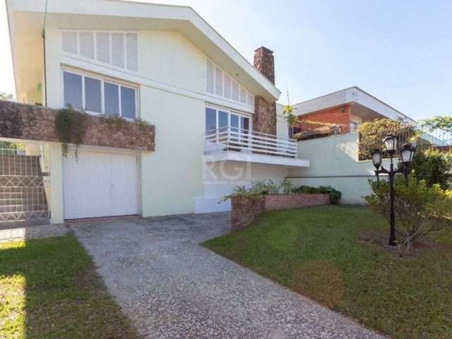 Casa localizada no bairro Vila Assunção, possui 3 dormitórios sendo 1 suite, banheiro social, lavabo, churrasqueira, ampla sala com lareira, sacada, vaga coberta para até dois carros e mais duas no pá