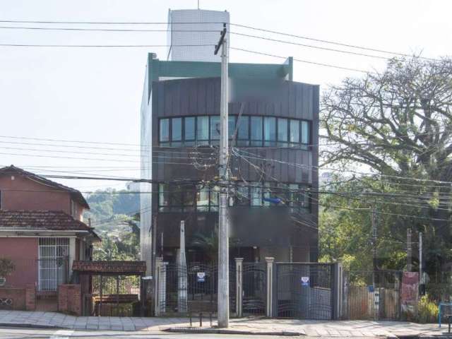 Prédio comercial com 3 pavimentos (térreo + 2 andares), com aproximadamente 638,34m² privatidos, terreno com 267,3m² de área total (11 x 24,30m), com recepção, 1 elevador, 26 salas, 18 ar condicionado