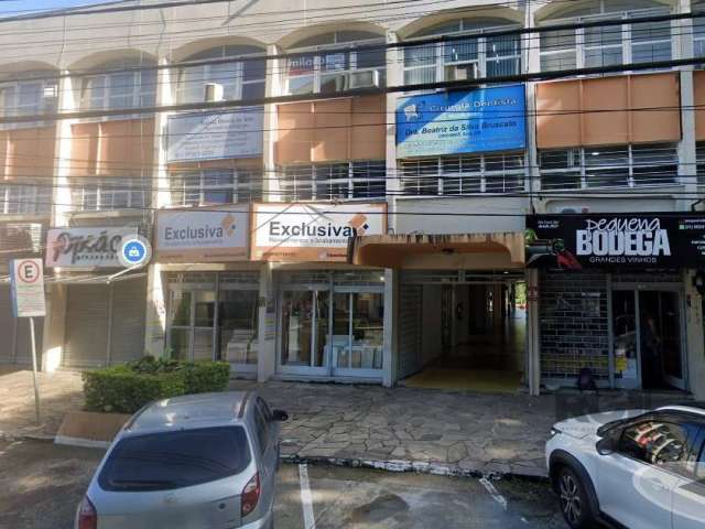 Loja comercial para locação no bairro Tristeza, com aproximadamente 113m² de área privativa, piso cerâmico, frente/lateral, com mezanino, 01 banheiro, vitrine envidraçada em toda extensão da loja. Loc