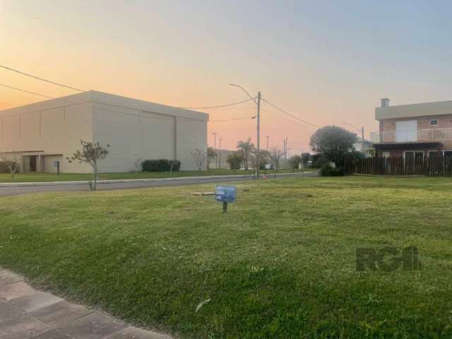 Lote em condomínio, bem localizado, lote de esquina, bem próximo ao clube do condomínio. .