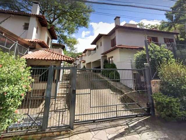 Casa em condomínio no Jardim Isabel com piscina, Espaço Gourmet,  4 dormitórios, sendo 2 suítes,  living, lavabo,  cozinha separada, dependéncia de empregada completa, garagem para 3 carros lado a lad