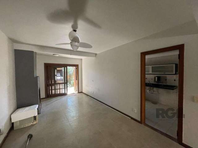 Casa em Condomínio para Alugar - Semi-Mobiliada&lt;BR&gt;&lt;BR&gt;Esta casa em condomínio é uma excelente opção, oferecendo 205m² de área privativa, dividida em dois pavimentos. No segundo piso, estã