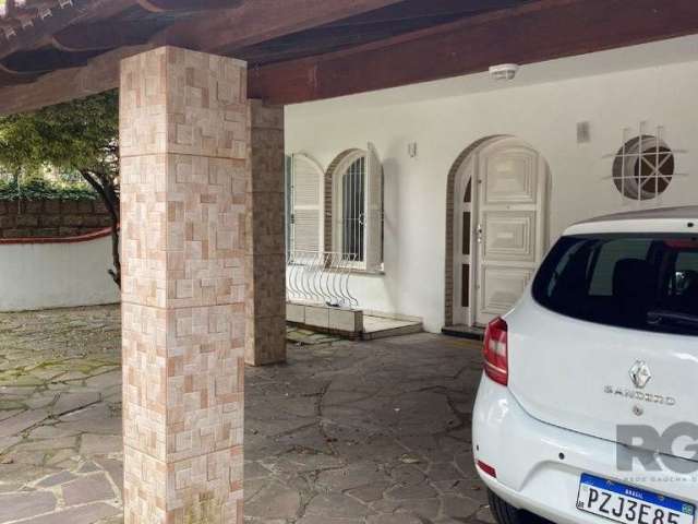 Clipes Imóveis vende excelente casa térrea no bairro Cavalhada. &lt;BR&gt;Living para 3 ambientes com jardim de inverno e antessala, lavabo, sala de jantar com sancas em gesso e iluminação de led, 3 d