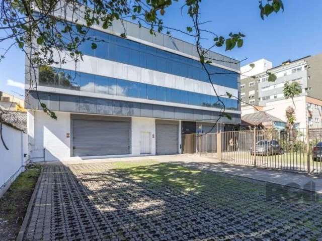 Duas excelentes lojas para locação conjunta, com aproximadamente 424m² privativos (térreo com 200m² e 2º pavimento com 224 m²). Você pode contar também com diverss salas, banheiros masculino/feminino,