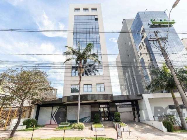 Sala comercial | São João &lt;BR&gt;&lt;BR&gt;Excelente sala comercial, tipo cobertura, no bairro São João, localização estratégica, junto ao Banrisul, Colégio Pastor Dohms, Sogipa e hotéis. Fácil ace