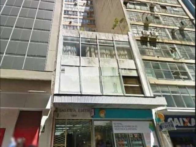 Loja para locação no Centro Histórico próximo a Rua Andrade Neves, piso cerâmico, com aproximadamente 37m² de área privativa, ampla vitrine e 01 banheiro.