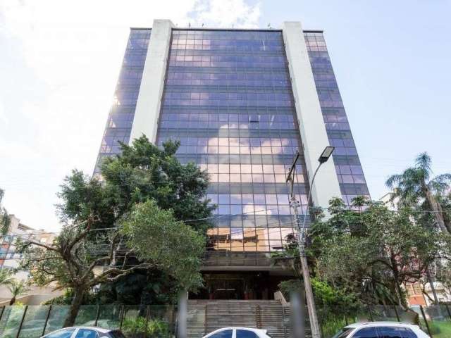 Conjunto comercial no Centro de Porto Alegre para locação, com aproximadamente 145,00m² de área privativa, piso laminado, 02 lavabos, vaga rotativa. &lt;BR&gt;O Edifício possui 04 elevadores, ar condi