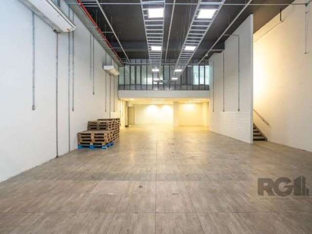 Excelente loja com cerca de 350m² de área privativa, com piso laminado, cortinas elétricas na fachada e equipamentos de ar condicionado.&lt;BR&gt;&lt;BR&gt;A galeria possui vagas de estacionamento na 