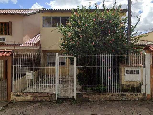 Casa com 3 dormitórios sendo 1 suíte, 2 banheiros, cozinha, sala ampla , garagem para carros, com ótimo terreno de 300m² no bairro Nonoai. Aos fundos, possui um pátio coberto e uma estrutura que neces