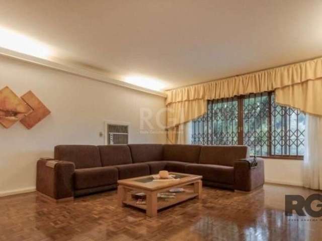 Excelente casa próxima ao Iguatemi, 327m², terreno 19x34m, 4 dormitórios, suíte, piscina, 3 vagas. Hall de entrada, living amplo, gabinete, lavabo, copa cozinha, lavanderia, dependência completa. Ampl