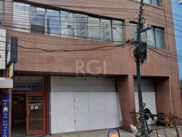 Excelente ponto comercial com área total de 507m², sendo loja térrea com 177,65m², sobre loja com 165,50m² e 1º andar com 164,10m².&lt;BR&gt;Loja de frente para a Rua Dr. Flores com piso cerâmico e 05