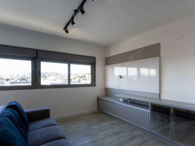 Excelente Studio com ambientes integrados e closet. Totalmente mobiliado, possui móveis planejados, churrasqueira e Split, além de uma ótima iluminação natural. Localizado no 13º andar, com vista para