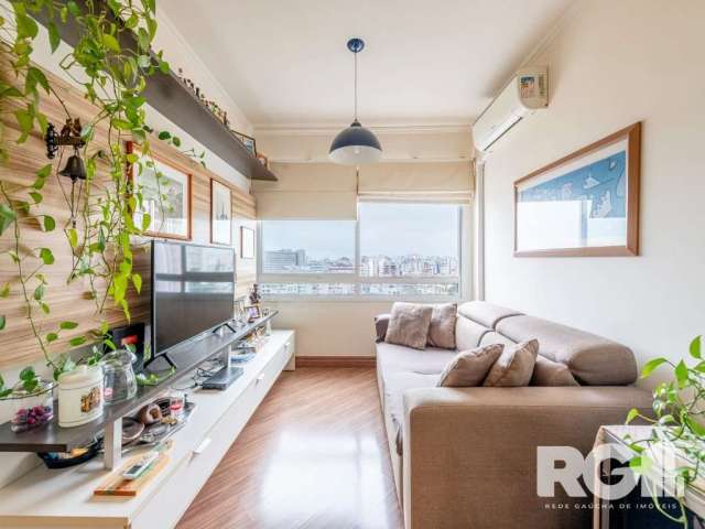 Apartamento Mobiliado e decorado de 1 dormitório com suíte americana,  dormitório separado do living, cozinha com porta de correr e lavanderia grande separada. Churrasqueira no apartamento, água quent