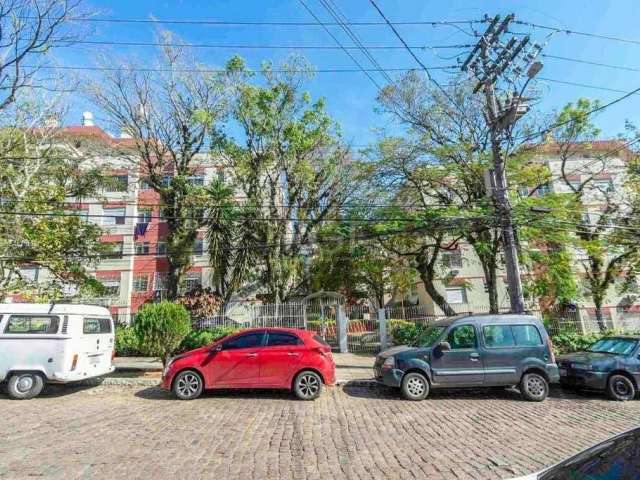 Apartamento para locação no bairro Tristeza, com aproximadamente 53m² de área privativa, piso laminado, 02 dormitórios sendo 01 com ar condicionado, living dois ambientes com ventilador de teto, cozin