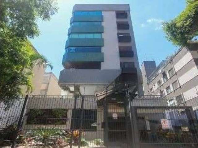 Ótimo e amplo apartamento no bairro Petrópolis, desocupado, semi mobiliado, com 76m² privativos, de 2 dormitórios e vaga. Possui living amplo para 3 ambientes com sacada integrada e churrasqueira, 2 d