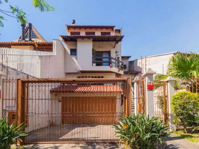 VENDE se casa ampla e em excelente estado.&lt;BR&gt;Você vai adorar esta incrível casa de quatro andares localizada no charmoso bairro Chácara das Pedras, próximo à movimentada Protásio Alves! Esta ca