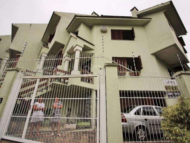 Casa 4 dormitórios (sendo um reversível no 4º andar), para comprar  177m² privativos, localizada no bairro Jardim Floresta. Possui garagem com churrasqueira e vaga para dois carros no andar térreo; no