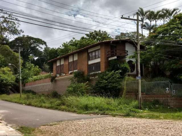 Terreno de esquina muito bem localizado, com 700m², bairro Santa Teresa . O terreno possui uma ampla casa com 300m² de área construída, mezanino e lareira, necessita de algumas reformas. Proprietário 