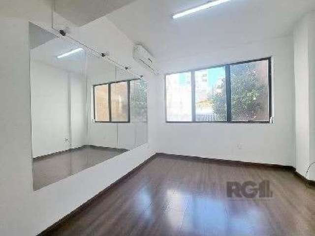 Excelente  Sala comercial no bairro Cidade Baixa - Porto Alegre, 65,53m², térreo com hall, banheiro social, 02 salas e área externa privativa coberta, mezanino com 02 salas e lavabo, piso laminado/cer