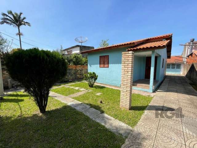 Casa que possui 3 dormitórios, banheiro social, ampla cozinha, sala de estar, ótimo pátio frente e fundos, vaga para uns 5 carros sendo 2 coberta.&lt;BR&gt;Edícula com churrasqueira, lavanderia e uma 