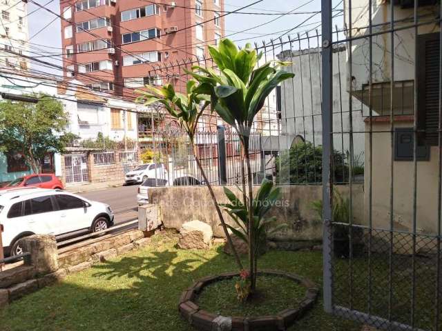 Vende casa em ótima localização no bairro cidade baixa,  com 2 casas no terreno. Casa  da frente com 1 quarto, 1 banheiro, cozinha e  sala.  Na  casa de fundos com  1 quarto,  banheiro e  cozinha.  Pá