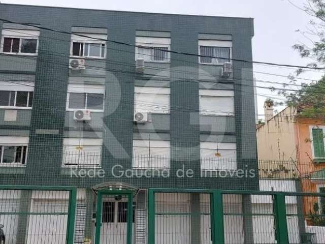 Vende apartamento de três dormitórios com banheiro social e cozinha ampla com área de serviço separada, banheiro social e  banheiro auxiliar.   Hall de entrada, 2 amplos  quartos de frente. Apartament