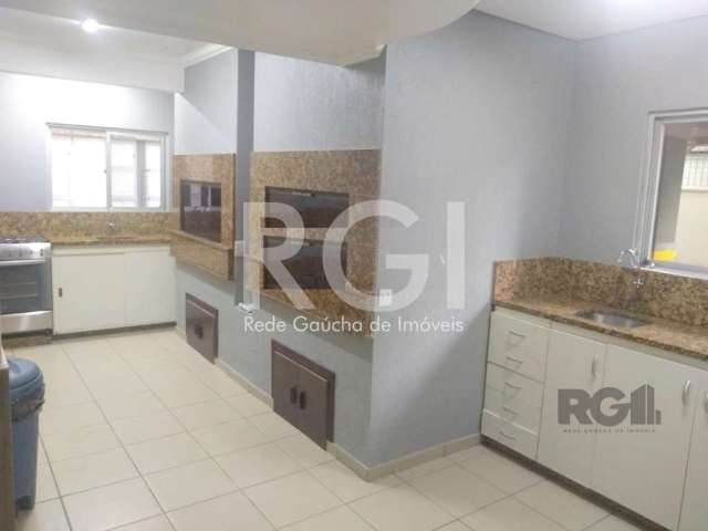 Excelente  apartamento desocupado em  andar alto, 2 dormitórios  amplos, ensolarados, living para 2 ambientes , sala de estar e sala de jantar. 2 banheiros,  banheiro social e lavabo. Cozinha com arma