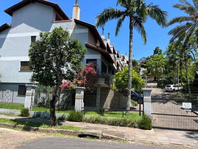 Excelente casa em condomínio no bairro Tristeza. &lt;BR&gt;Primeiro piso com garagem, churrasqueira, lavanderia, dependência e banheiro. &lt;BR&gt;Segundo piso ou entrada principal da casa com hall de