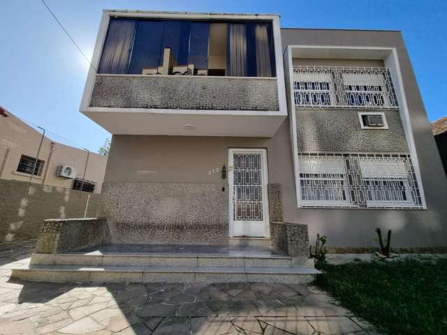 Casa em rua muito tranquila no bairro Teresópolis. Possui 217m² privativos, muito bem distribuídos. No primeiro pavimento temos escritório, sala de jantar com lareira, sala de estar, cozinha americana