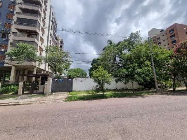 Terreno plano na rua Pereira Neto, bairro Tristeza. Terreno medindo 17,20 de frente por 66,20 de comprimento. Total de 1.139m².&lt;BR&gt;&lt;BR&gt;Em ótima localização, a poucos metros do colégio Mãe 