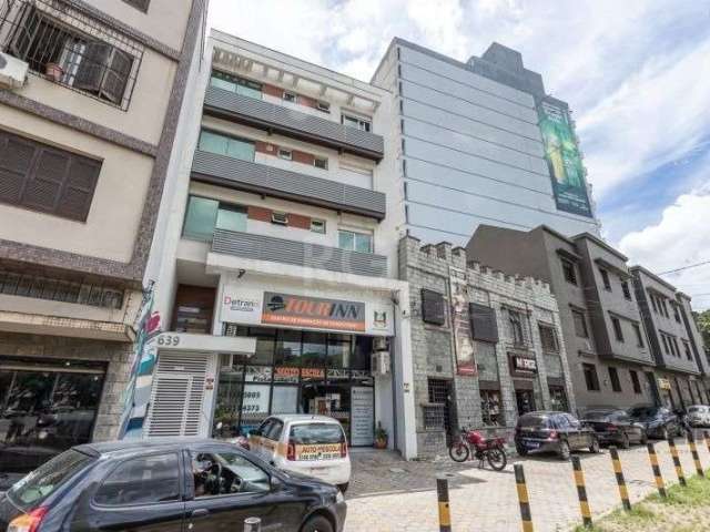 Excelente apartamento com 1 dormitório, mobiliado, com amplo living que integra a sala de estar à sala de jantar, cozinha americana, área de serviço/lavanderia e banheiro social. Localizado em andar a