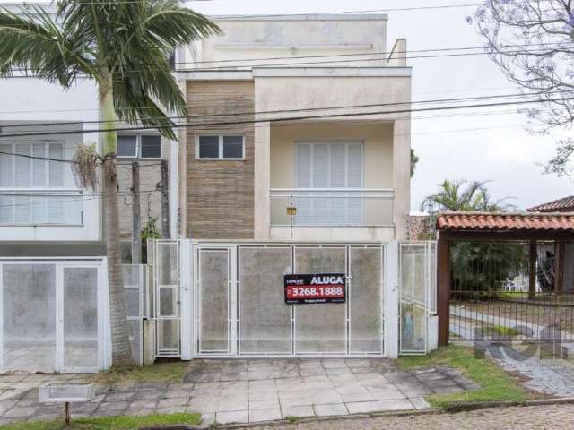 Casa totalmente reformada com excelente acabamento, 180m² de área privativa, com 3 dormitórios, sendo 1 suíte com cama de casal, banheira com hidro, sacada, living 2 ambientes com lareira, lavabo, coz