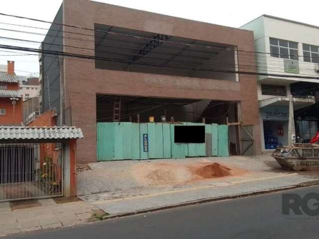 Ampla loja com aproximadamente 188m² privativos (100m² térreo + 88m² mezanino), em fase final de construção. Você pode contar com fachada de vidro, lavabo, mezanino e estacionamento em frente ao local