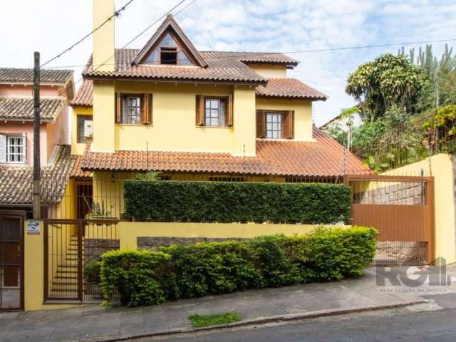 Casa com 3 dormitórios, sendo 1 suíte com closet e ar condicionado ,  3 banheiros,ótão com ar condicionado e opção de um quarto dormitório, banheiro social com box de vidro, lavabo, living 2 ambientes