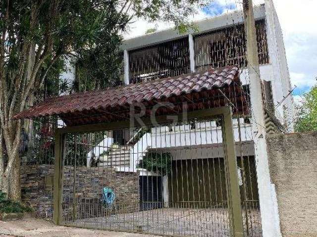 Excelente casa para comprar  com 3 dormitórios,  sendo 1 suíte com banheira e closet ,2 escritórios montados, 5 banheiros, 5 salas, 3 lareiras, 2 churrasqueiras, cozinha montada e dependência de empre