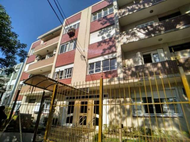 Amplo apartamento para locação no bairro Menino Deus, 3 dormitórios transformado em dois, living com sacada, sala de jantar, banheiro social, cozinha, área de serviço separada, banheiro auxiliar, depe