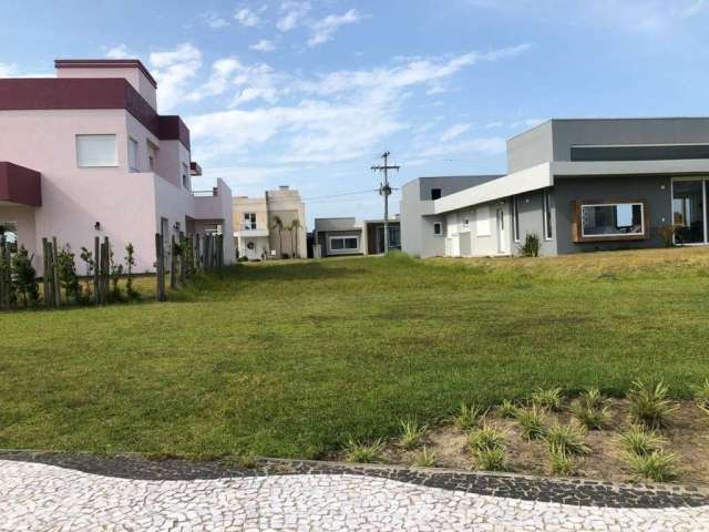 Imagine-se vivendo ou investindo em um lugar onde excelência e sofisticação se encontram. O Condomínio Riviera é o cenário perfeito para quem almeja qualidade de vida em um ambiente que exala conforto