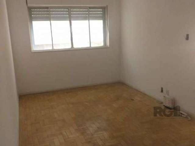 Apartamento para locação no bairro Moinhos de Vento, com aproximadamente 78m² de área privativa, piso parquet, 02 dormitórios, living 02 ambientes, cozinha com pia e armário, área de serviço com tanqu